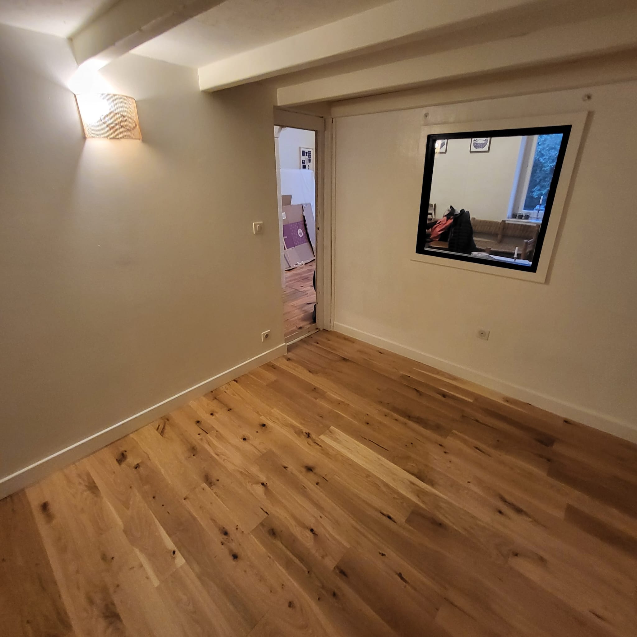 Pièce avec parquet chêne neuf après rénovation